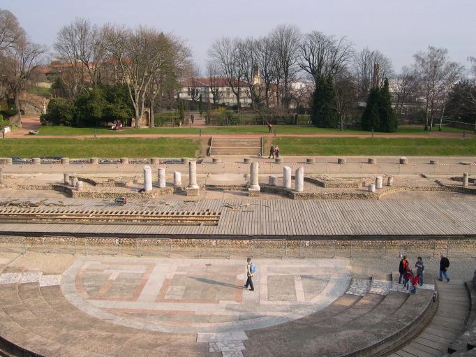  vue sur la scène de l'amphithéâtre romain, depuis les gradins